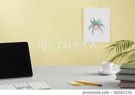 辦公桌上的各種辦公用品 98563150