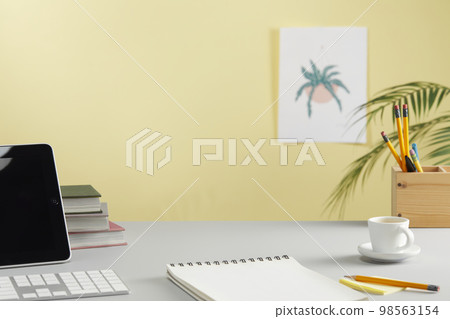 辦公桌上的各種辦公用品 98563154