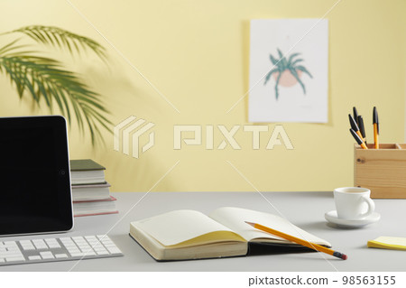 辦公桌上的各種辦公用品 98563155