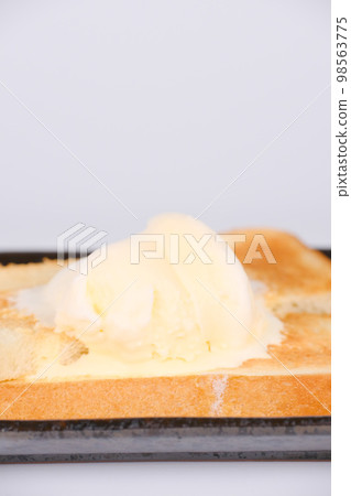 Toast bread with vanilla ice cream Toast bread with vanilla ice cream 98563775