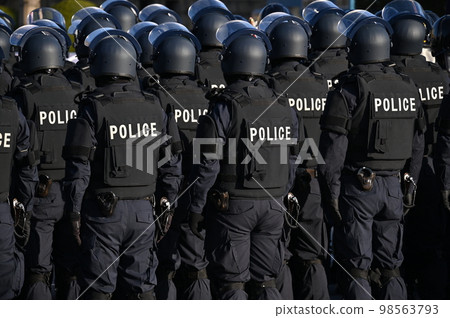 Members of the Metropolitan Police Department riot police lined up for training 98563793