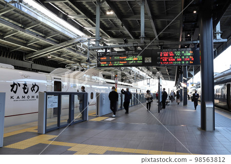 西九州新幹線 N700S 列車早上停在武雄溫泉站 98563812