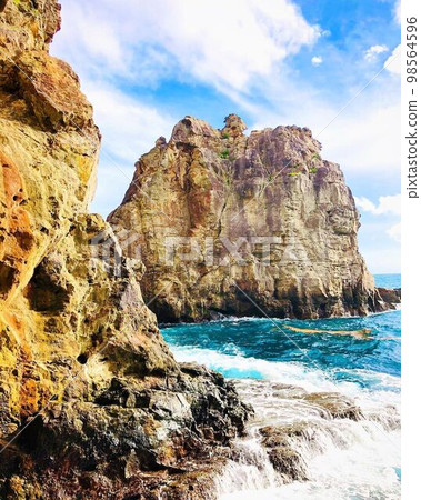 Cliffs and the sea 98564596