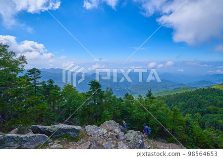 A view of climbers and the south side from near the summit of Mt. Asahi toward Mt. Kinpu in Nagano (Yamanashi) 98564653