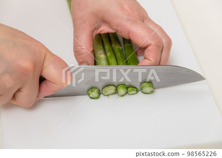 [Cut asparagus with a Santoku knife] 98565226