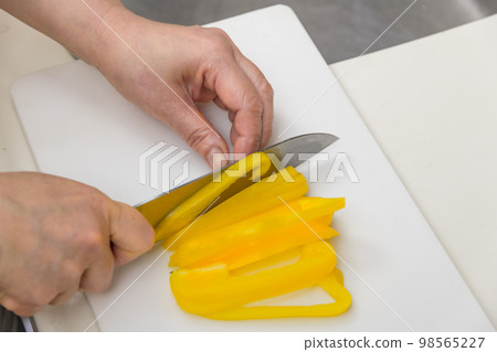 [Slice the yellow paprika with a Santoku knife] 98565227