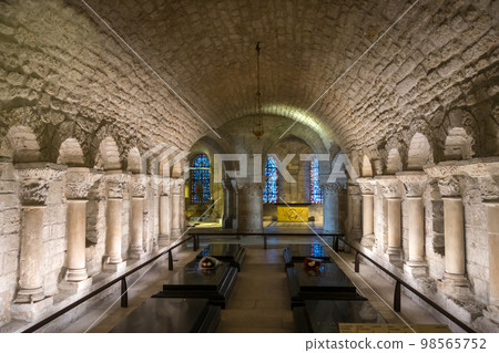 Tombs of the Kings of France in Basilica of Saint-Denis 98565752