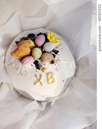 Easter cake with decorative eggs Easter cake with decorative eggs 98565933