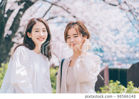 女性（朋友）櫻花景點觀光 98566148