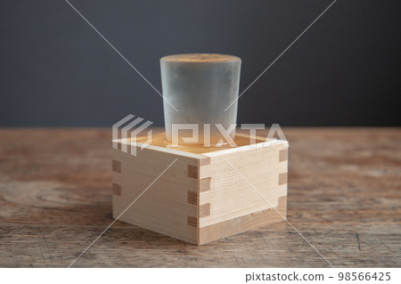 "Mokkiri" A method of drinking sake that is often poured into a masu glass at an izakaya "Mokkiri" A method of drinking sake that is often poured into a masu glass at an izakaya 98566425