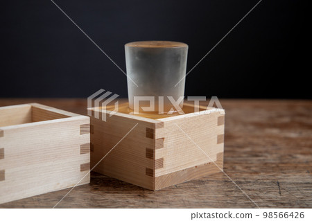 “Mokkiri” 一種在居酒屋經常將清酒倒入 masu 玻璃杯中的飲用方法 98566426