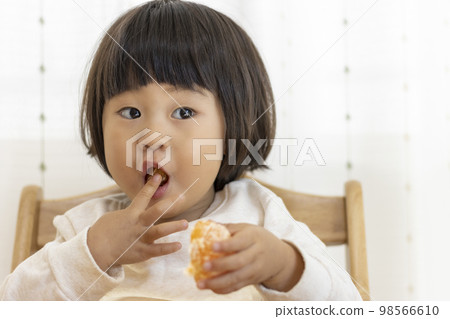 坐著吃橘子的嬰兒（2歲4個月，女孩，日本人） 98566610