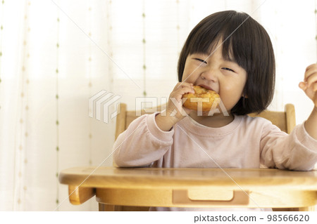 嬰兒坐著吃甜甜圈（2歲4個月，女孩，日本人） 98566620