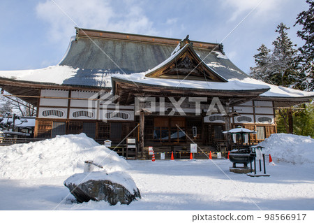 Winter scenery with snow piled up in front of the main hall of Chusonji Temple (Iwate Prefecture) Winter scenery with snow piled up in front of the main hall of Chusonji Temple (Iwate Prefecture) 98566917