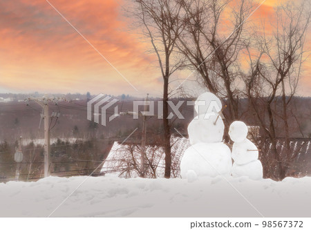 山上的兩個雪人和日落 山上的兩個雪人和日落 98567372