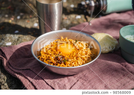 Instant yakisoba to eat outdoors 98568009