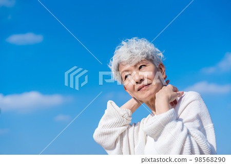 舒展在藍天下的資深婦女 98568290
