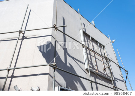 Store demolition blue sky and single pipe scaffolding Store demolition blue sky and single pipe scaffolding 98568407