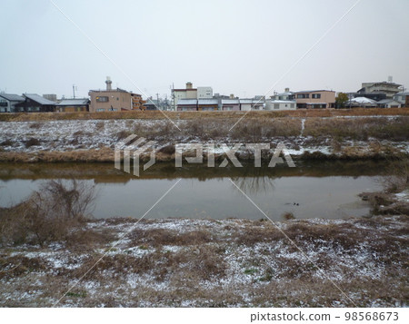 Tenshirakawa snow scene 98568673