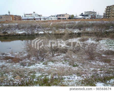 Tenshirakawa snow scene 98568674