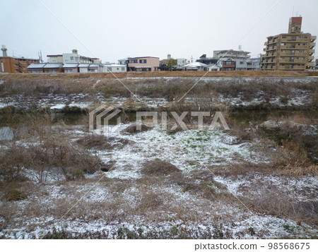 Tenshirakawa snow scene 98568675