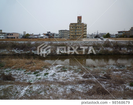 Tenshirakawa snow scene 98568679