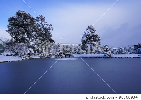岡山縣津山市的一個初級日式庭園“明天天堂”：雪景 98568934