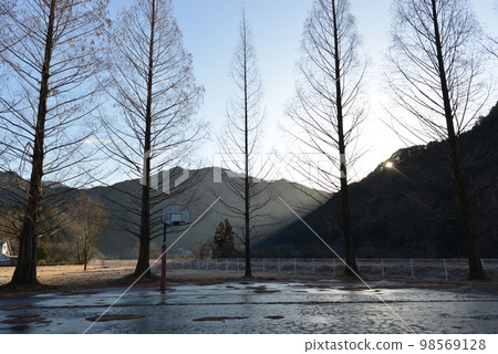 日出前停車 98569128