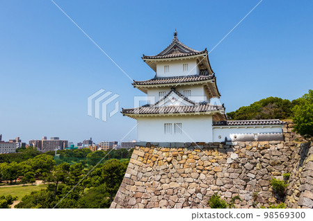 Akashi Castle's white triple turret against the blue sky Akashi Castle's white triple turret against the blue sky 98569300
