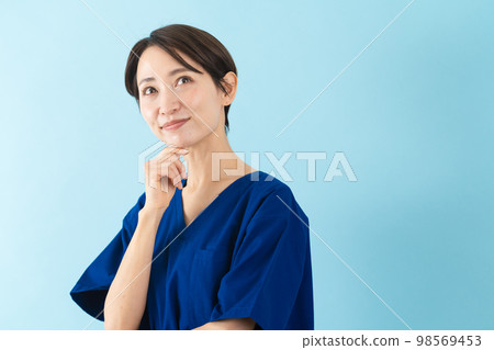 穿著磨砂膏的年輕女性醫學圖像 穿著磨砂膏的年輕女性醫學圖像 98569453