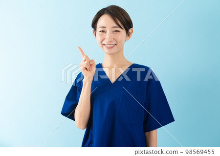 穿著磨砂膏的年輕女性醫學圖像 穿著磨砂膏的年輕女性醫學圖像 98569455