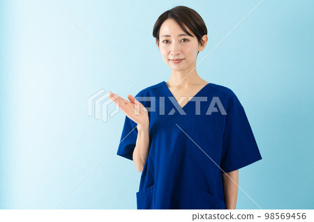 穿著磨砂膏的年輕女性醫學圖像 穿著磨砂膏的年輕女性醫學圖像 98569456