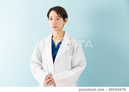 穿著白大褂的年輕女子醫學影像 穿著白大褂的年輕女子醫學影像 98569476