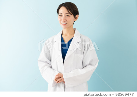 穿著白大褂的年輕女子醫學影像 穿著白大褂的年輕女子醫學影像 98569477