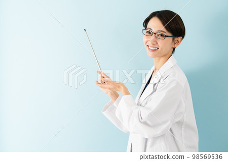 穿著白大褂的年輕女子醫學影像 穿著白大褂的年輕女子醫學影像 98569536