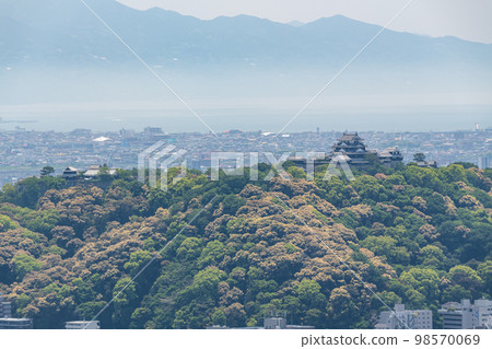 Somewhere in Matsuyama City, Ehime Prefecture Matsuyama City and Matsuyama Castle covered in spring haze 98570069