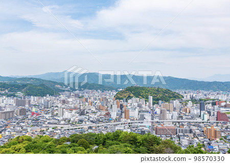愛媛縣松山市 從松山綜合公園展望台（松山城方向）眺望的四國代表城市松山市的街景 98570330