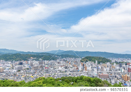 Matsuyama City, Ehime Prefecture The cityscape of Matsuyama City, a representative city of Shikoku, viewed from the observation deck of Matsuyama Comprehensive Park (in the direction of Matsuyama Castle) 98570331