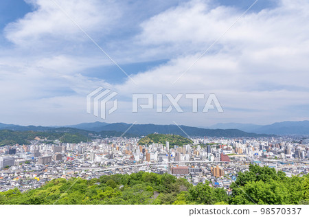 Matsuyama City, Ehime Prefecture The cityscape of Matsuyama City, a representative city of Shikoku, viewed from the observation deck of Matsuyama Comprehensive Park (in the direction of Matsuyama Castle) 98570337