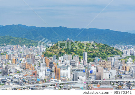愛媛縣松山市 從松山綜合公園展望台（松山城方向）眺望的四國代表城市松山市的街景 98570341