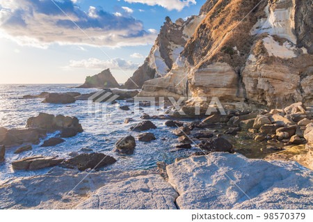 (Shizuoka Prefecture) Minamiizu Iruma Senjojiki Cape Mitsuishi Evening view 98570379