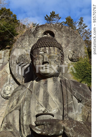Close-up of Japan's Greatest Buddha and blue sky (vertical composition) 98570767