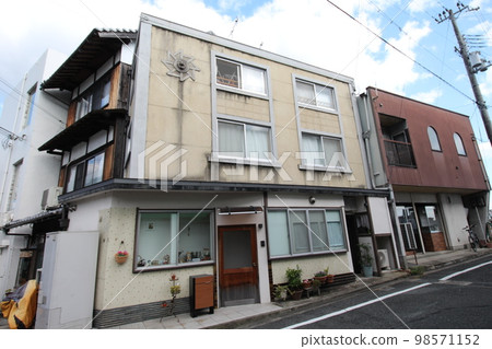 兵庫縣辰野市辰野町，復古又前衛的舊內海文具店辰野街景 98571152