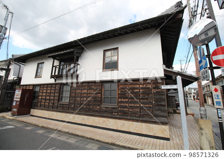 辰野的街景:美麗的日式複古姬路信用金庫 兵庫縣辰野市辰野町川西分行辰野分行 辰野的街景:美麗的日式複古姬路信用金庫 兵庫縣辰野市辰野町川西分行辰野分行 98571326