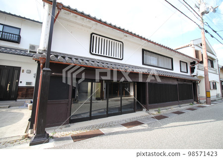 The townscape of Tatsuno, a beautiful retro Japanese merchant house in Tatsuno-cho, Tatsuno City, Hyogo Prefecture 98571423