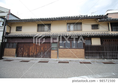 辰野街景 美麗的日式複古 Wataya Pharmacy 兵庫縣辰野市辰野町 98571500