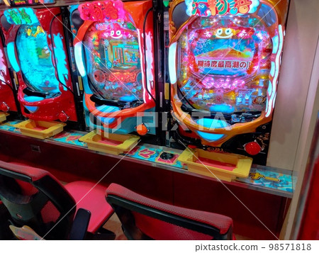 Rows of pachinko machines (horizontal composition) 98571818