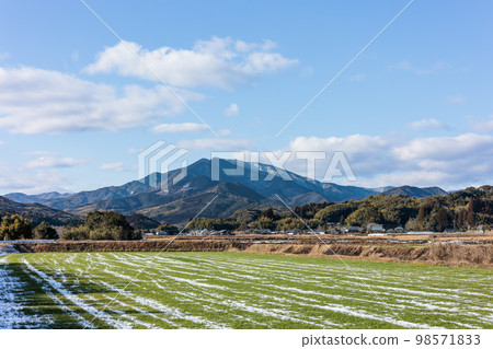 Mt. Shibi in winter, rice fields covered with snow Mt. Shibi in winter, rice fields covered with snow 98571833