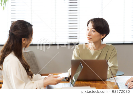 Women working in casual office Women working in casual office 98572080