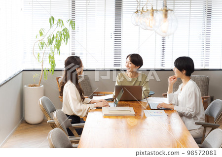 在休閒辦公室工作的婦女 在休閒辦公室工作的婦女 98572081